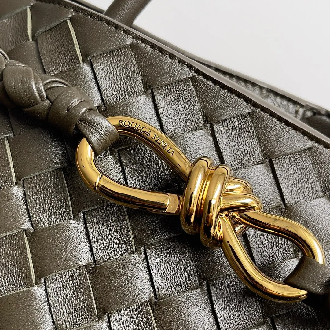 The 2023 new Andiamo batch of 2260 BV has been shipped‼ ️Really popular🔥The new Andiamo woven handbag launched by Bottega Veneta this season is really popular all over the world! ! Celebrities at home and abroad have worn it, and Oscar-winning actress Michelle Yeoh has taken it out on the street. Song Jia, Trai Yara, Yu Feihong, Sanji Ayaka, Rosie Hunting-Whiteley, Yoshioka Riho, etc. have all picked up this bag. It is classic and versatile, showing off its temperament, and the bag capacity is also large, which is very convenient for daily commuting! ! A variety of carrying methods, the shoulder straps can be adjusted by yourself, the original lambskin feels soft and delicate, and the unisex style breaks the gender boundaries and brings a more practical and long-lasting use experience. Andiamo, which has both elegant and casual styles, perfectly interprets the true appearance of "fashionable old money style". Style number: 743572 Size: 32*24*12